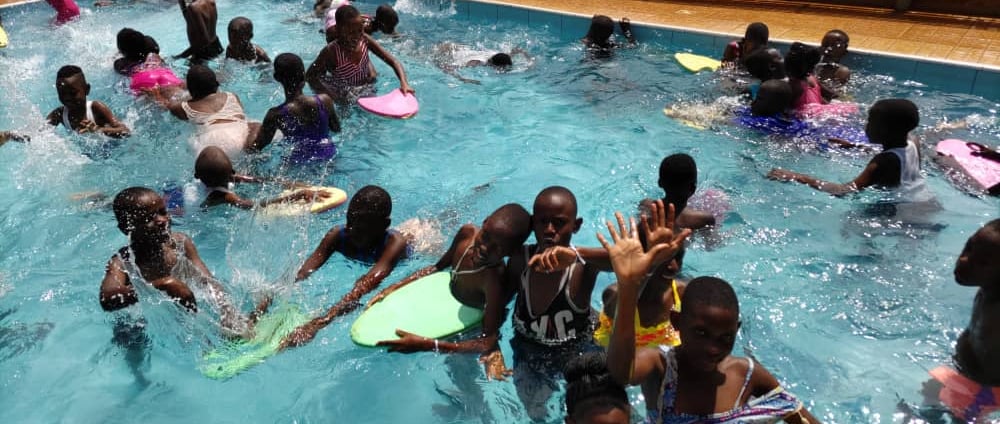 a group of pupils in a swimming pool