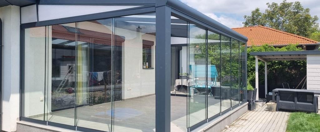 pergola toit fixe et fermeture laterale en verre