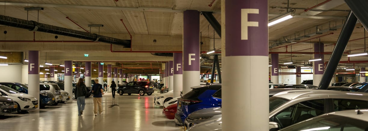 Tiefgarage mit Säulen und parkenden Autos