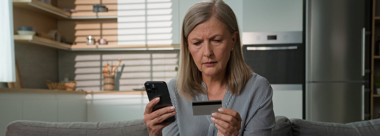 on voit une dame payer une escroquerie d'une cyber attaque