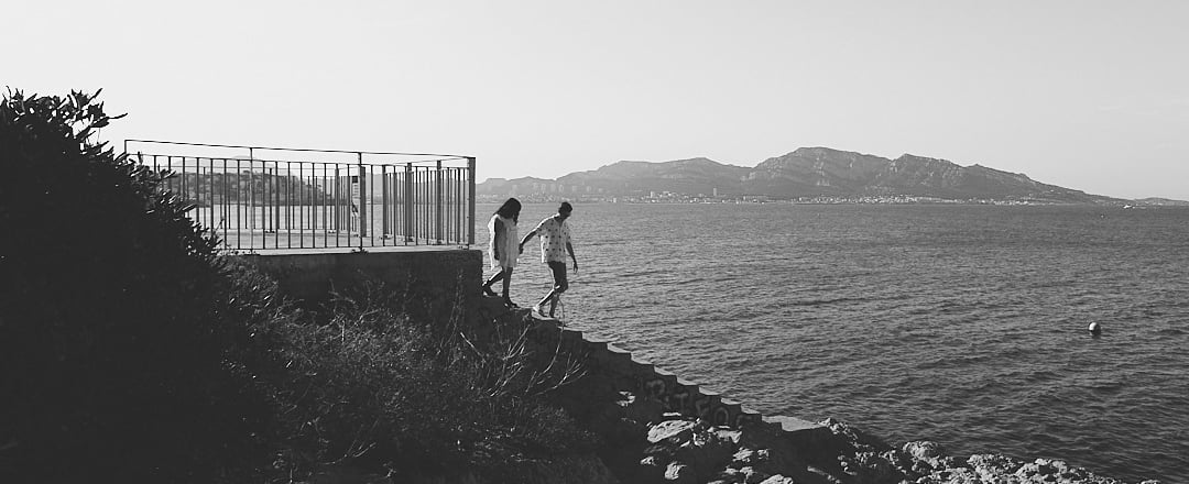 romantic couple photo with cinematic view over the sea in Marseille