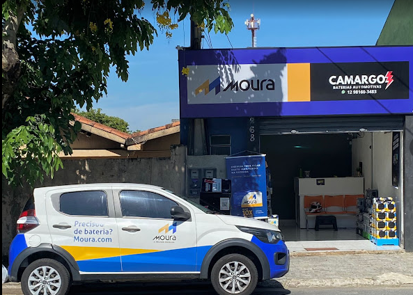 loja de bateria automotiva com carro na frente