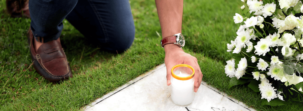 Vela en un altar sencillo, dedicada a la memoria de un ser querido