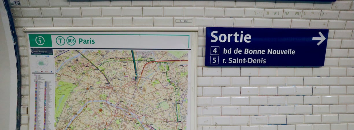 Stadtkarte Paris an einer Wand in einer U-Bahn Station