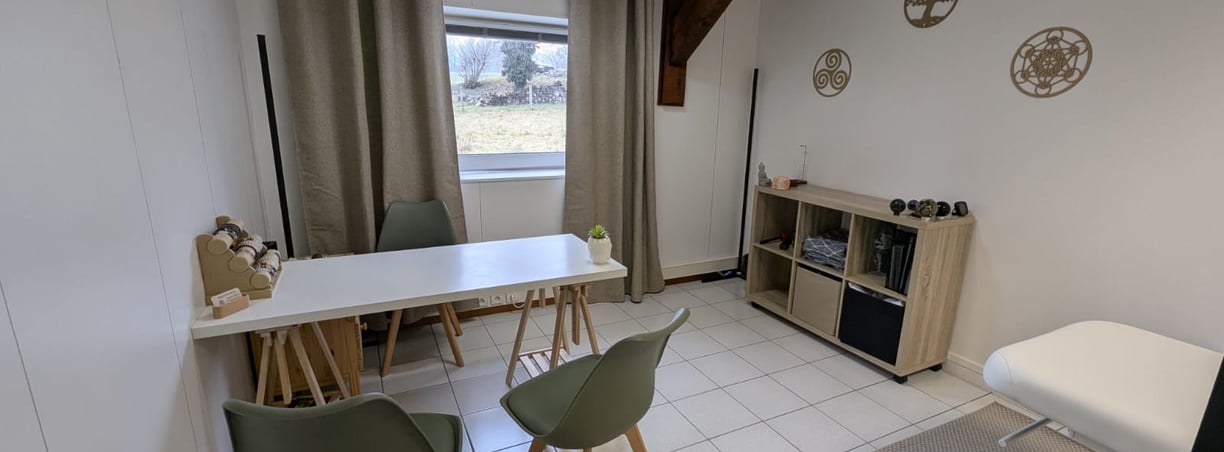 cabinet avec des chaise