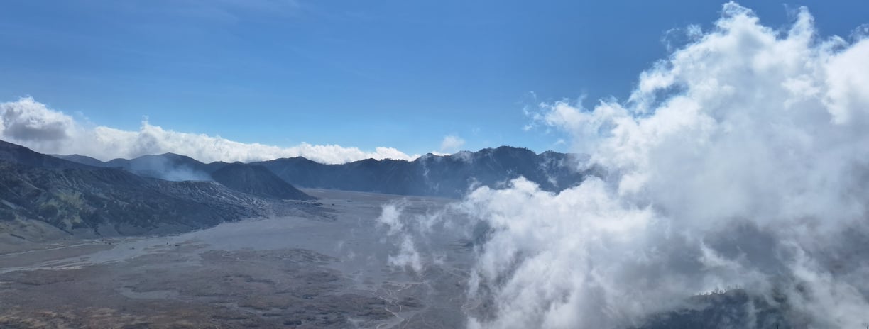Lautan pasir gunung Bromo dilihat dari puncak B29