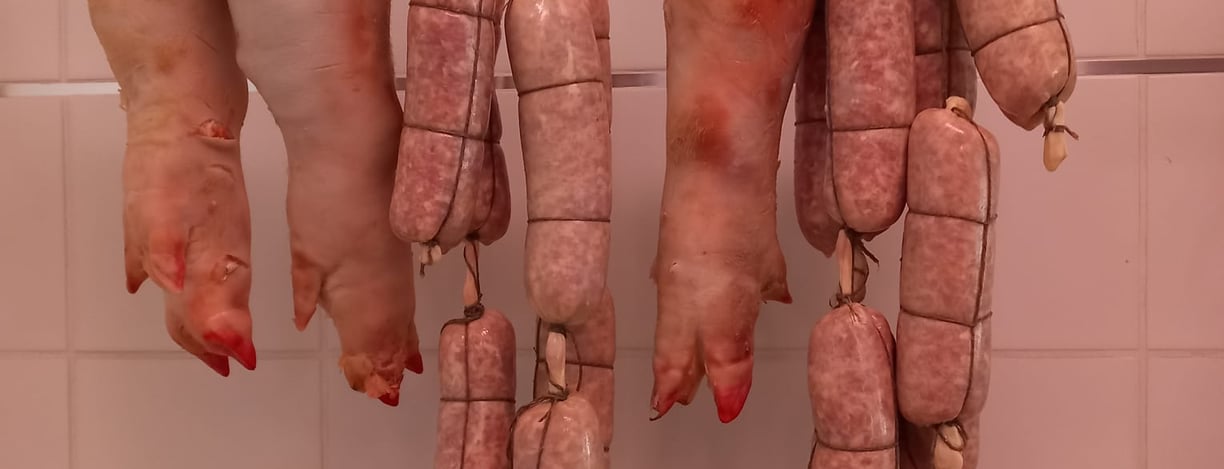 a bunch of meat hanging from a ceiling