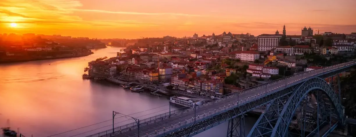 Coucher de soleil sur le Douro, vue panoramique de Porto