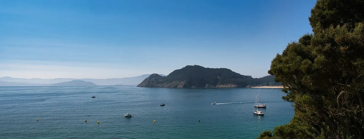 Voiliers au mouillage aux Iles Cies en Galice en Espagne