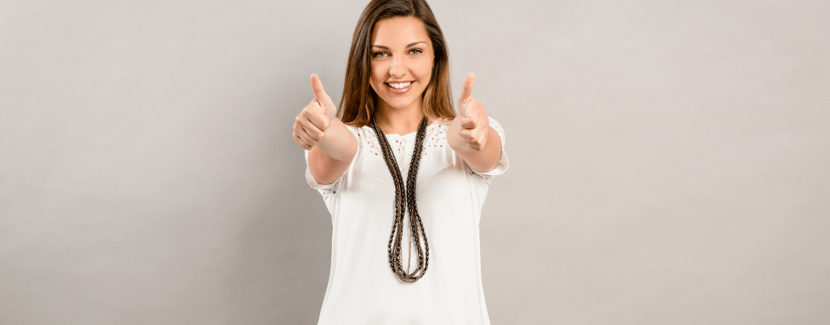 Femme enthousiaste et confiante