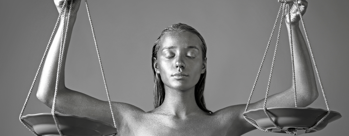 Equilibre. Femme avec une balance en parfait équilibre