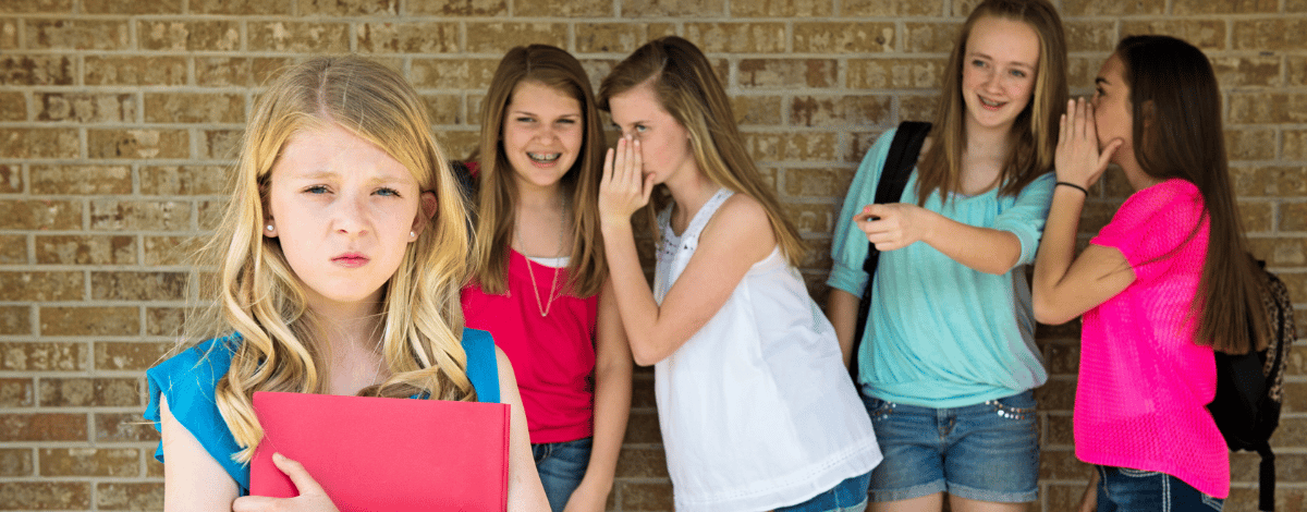 petite fille qui se fait critiquer par ses pairs à l'école