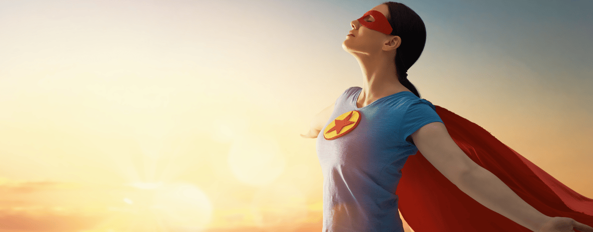 Femme normale déguisée en Superwoman. Confiance en soi.