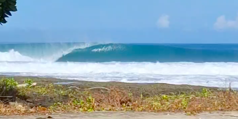 Powerful barreling left-hander in front of Afulu Surf Resort