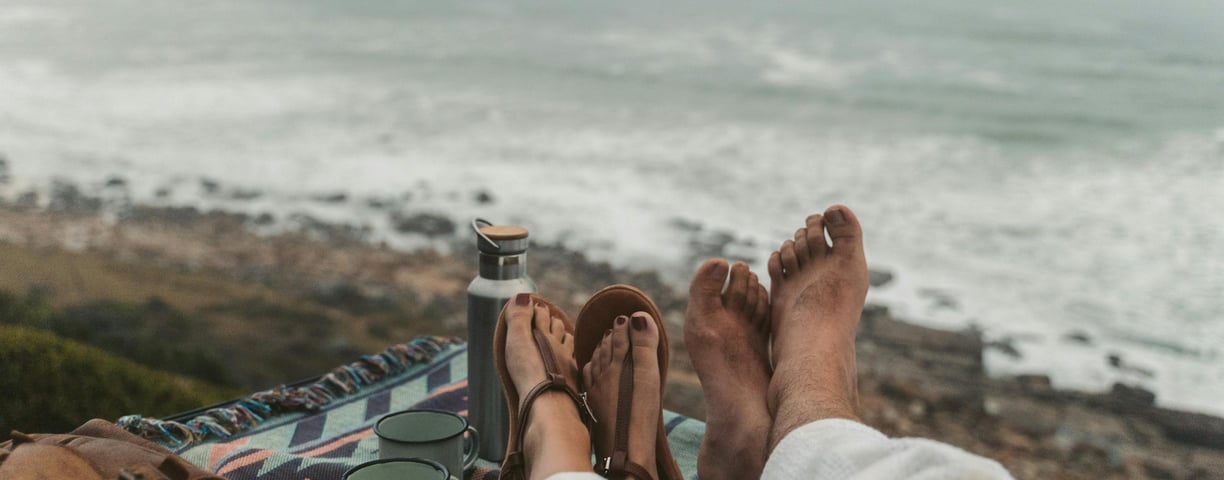 PIEDS HOMME ET FEMME VUE SUR LA MER