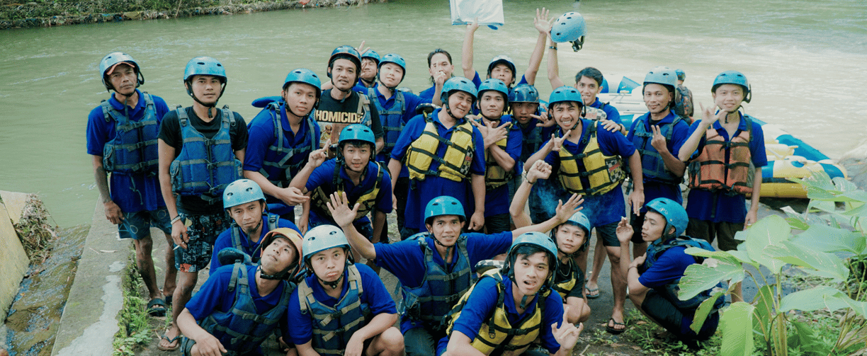 Peserta rafting sungai elo magelang ber foto bersama di rest area menunjukka kebahagian