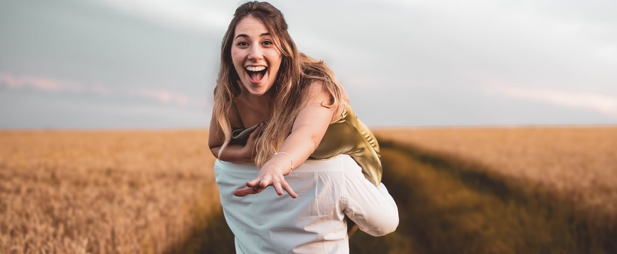 Fotoshooting in Wiesbaden mit zwei Menschen in einem Getreidefeld