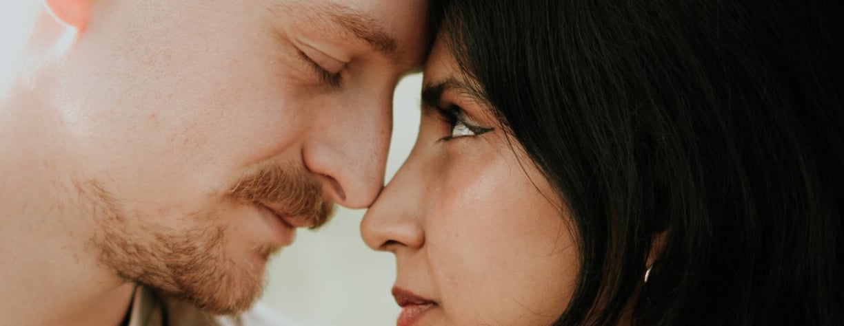Fotoshooting in Wiesbaden von einem jungen Pärchen, dass die Zweisamkeit genießt