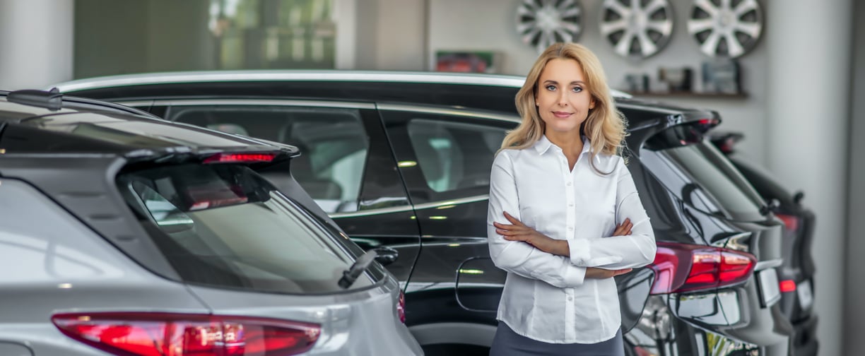 Concesionario venta de automoviles con grabado de patente certificado