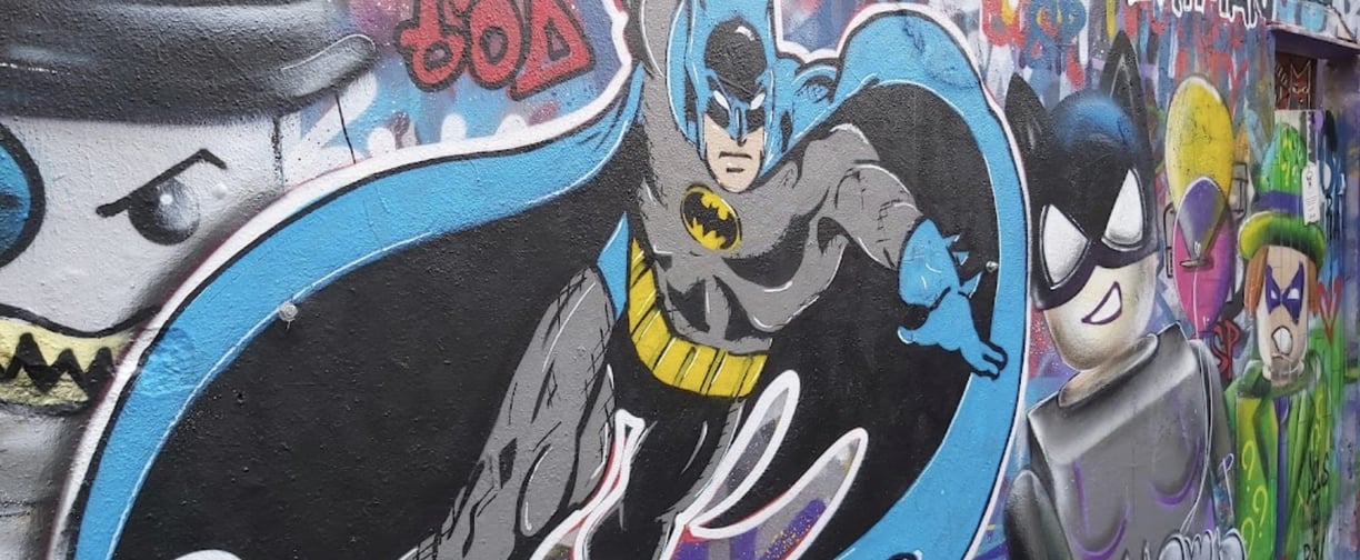imagem do beco do batman, um grafite do batman na parede, lugar de turismo