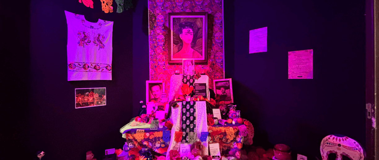 Altar de Día de Muertos en varios niveles