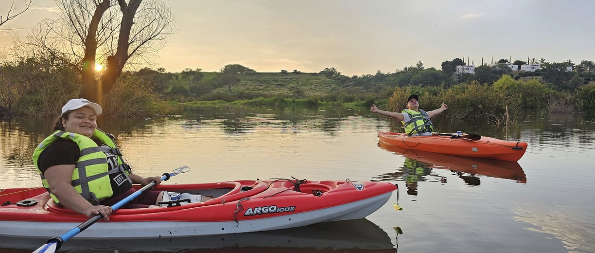 Nuestros clientes disfrutando de una experiencia natural en kayak