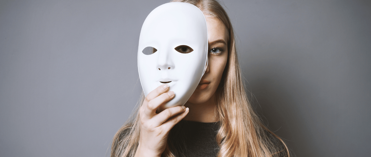 Syndrome de l'imposteur - Femme blonde qui met un masque devant son visage pour le cacher