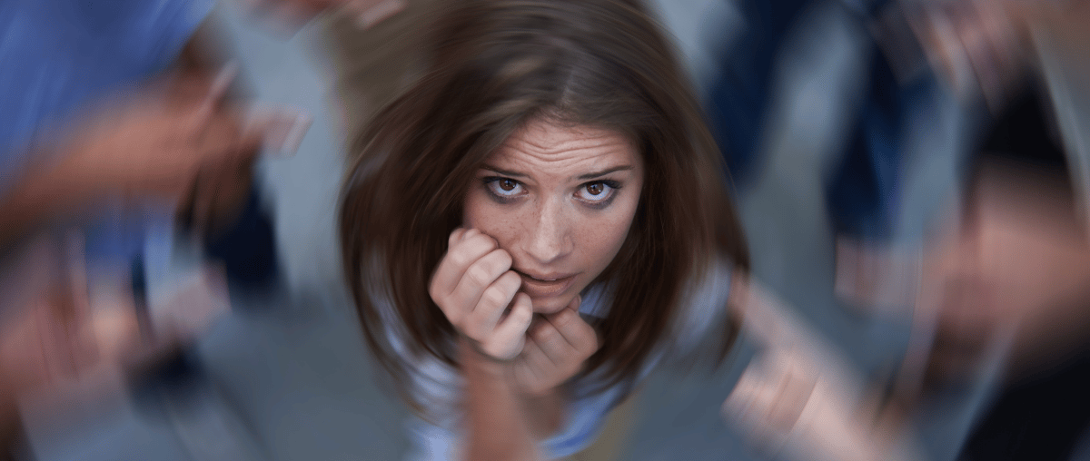 Femme angoissée par le doute