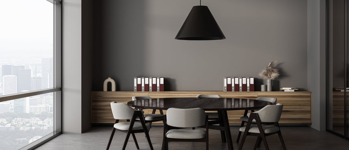 une salle de réunion avec une table et des chaises