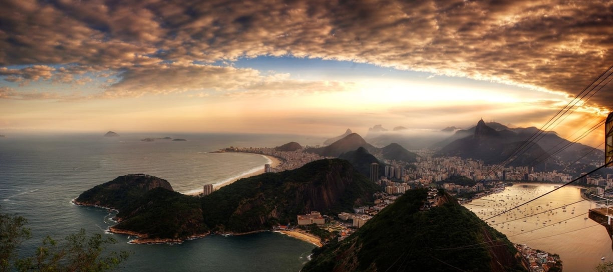 Vista panorâmica da cidade do Rio de Janeiro, Brasil, ao por do sol.