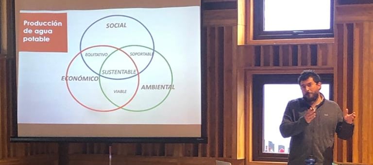 Juan exponiendo esquema sobre sustentabilidad en jornada educativa de EcoRumbo