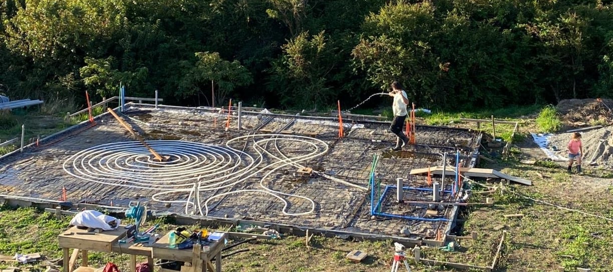 Imagen panorámica de la loza radiante sustentable instalada por EcoRumbo en Chiloé