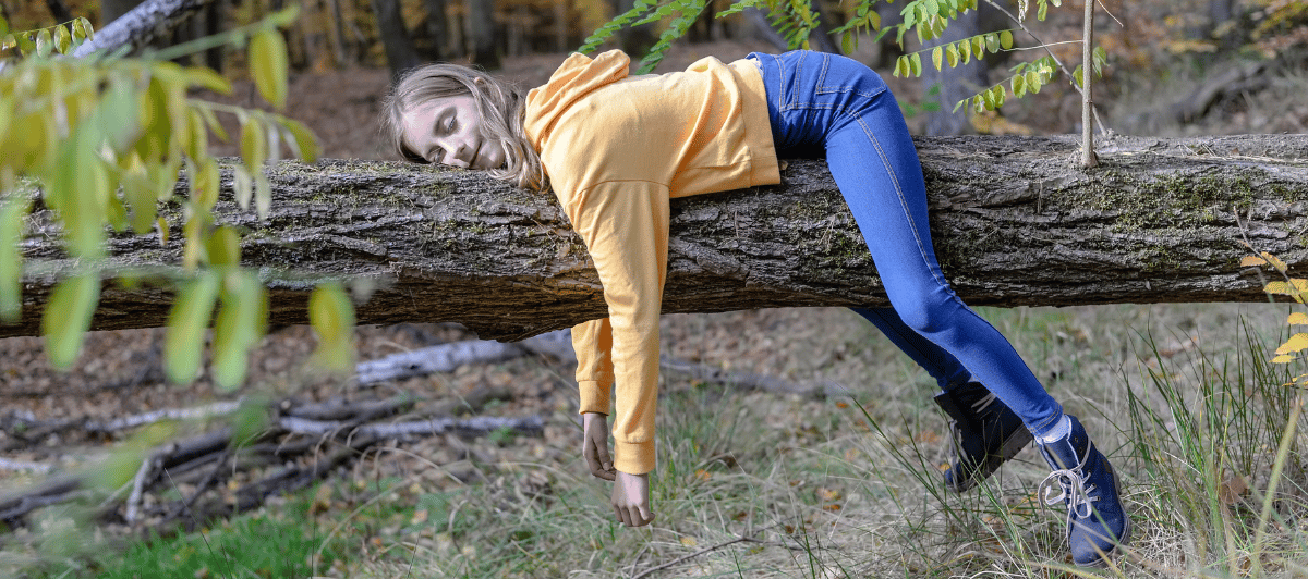 Femme qui dort sur arbre, pas fan de travail