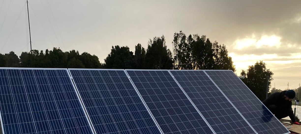 Instalación de sistema de paneles solares por EcoRumbo para energía sustentable en comunidad