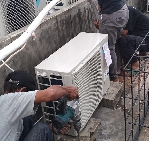 Pemasangan AC Daikin