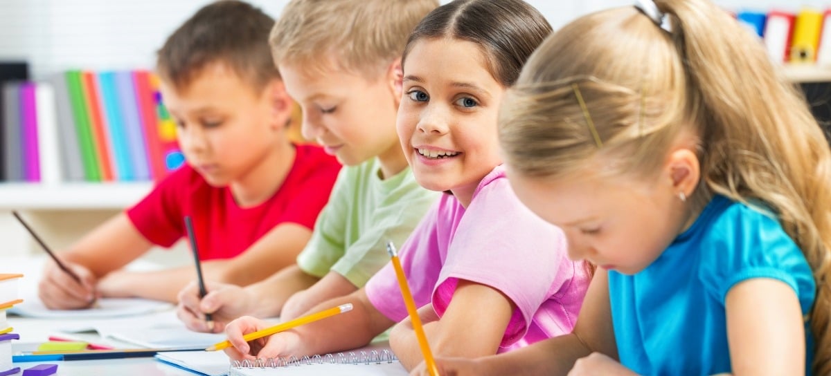 Niños estudiando