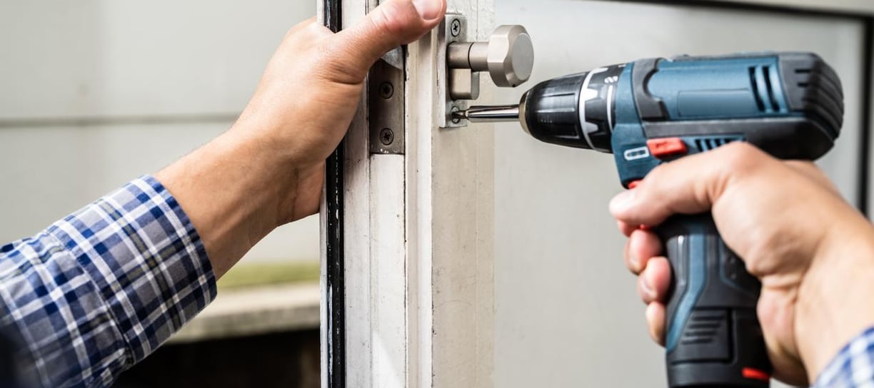 serrurier urgent bordeaux en intervention sur une porte d'entrée bloquée