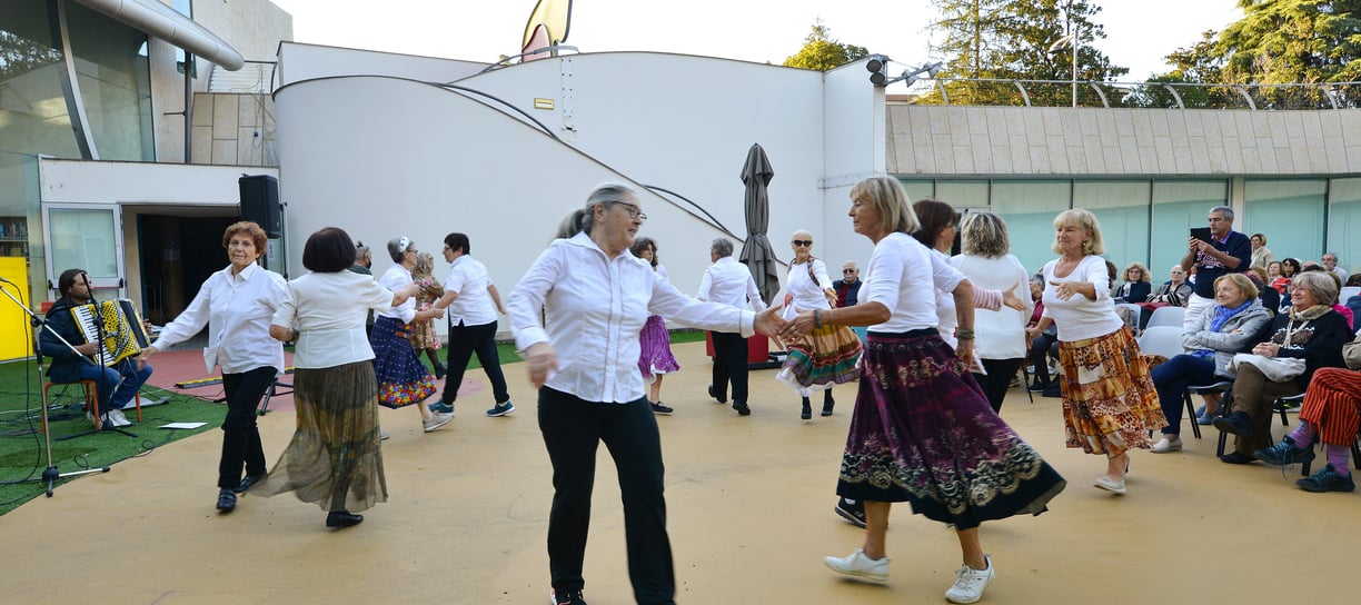 people dancing