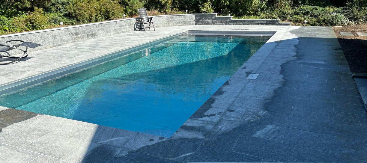 Aussenpool_Natursteinboden_gartenpflege