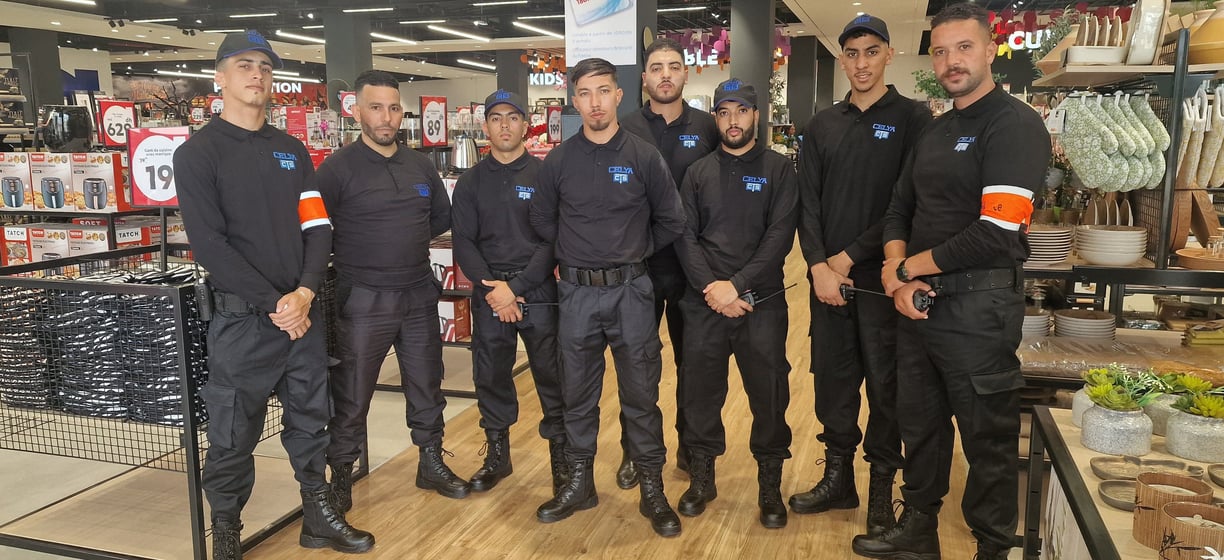 Équipe d’agents de sécurité en poste dans un centre commercial