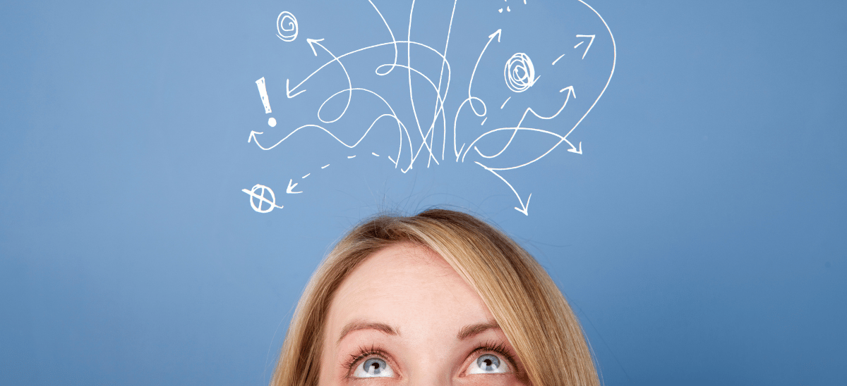 Femme qui apprend à reconnaître ses schémas de pensée