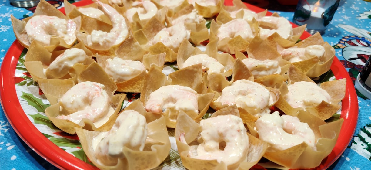 A side view of Christmas platter full of Mango-Curry Shrimp Salad in Wonton Cups