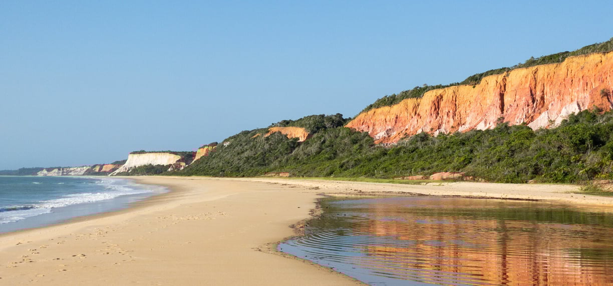 Falésias, Rio da Pitinga na Praia da Pitinga em Arraial d'Ajuda, Bahia. Foto: @visitearraialdajuda