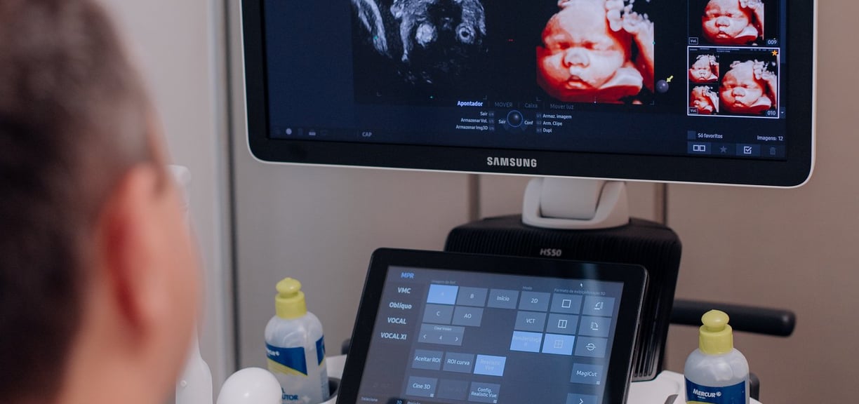 médico ginecologista em exame de ultrassonografia de pré-natal.