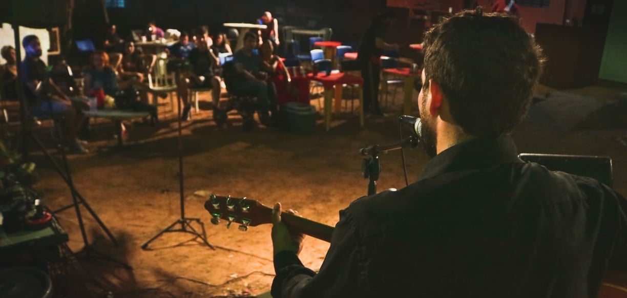Michael Dias performando canções dos Novos Baianos durante o evento de lançamento.