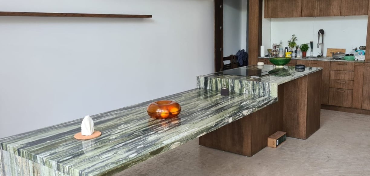 Ilot table en granit
