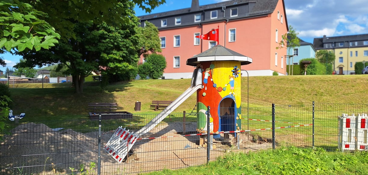 fertig montiertes Spielgerät aus Holz mit Rutsche und Kletternetz in Raschau im Erzgebirge