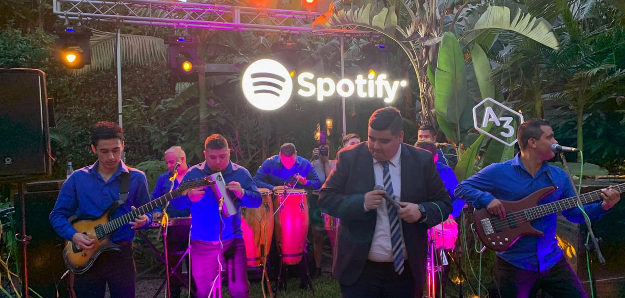 Concierto de la banda "Nueva Luna" en la fiesta de fin año de Spotify