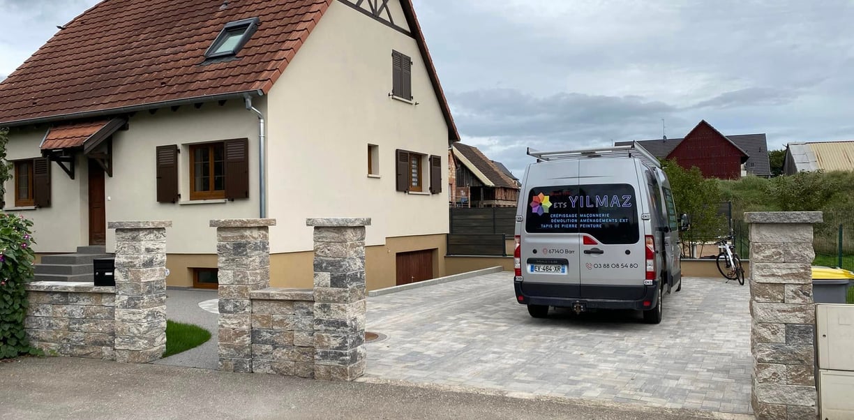Camionnette devant une maison