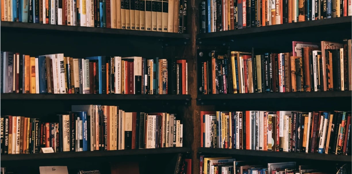 Rayonnage de livres dans bibliothèque optimisé pour l'accueil client haut-de-gamme